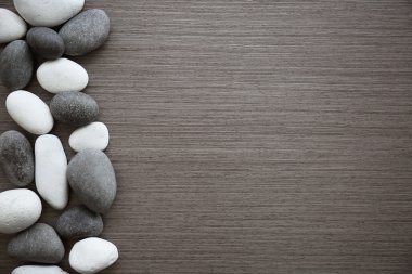Tahta arka planda spa taşları