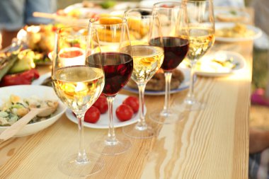 farklı şarap gözlük