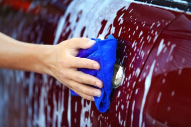 Bir araba yıkama asker