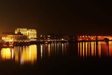 Gece cityscape aydınlatma ile suya yansıyan