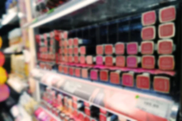 Kosmetika på hyllor i snabbköp — Stockfoto