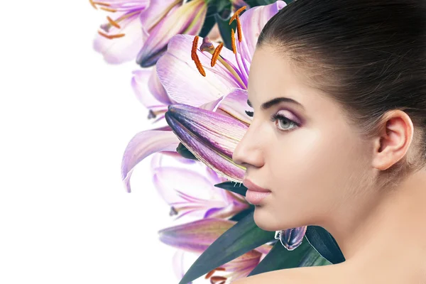 Yüz Çiçekler Arka Plan Üzerinde Makyaj Ile Güzel Bir Kadın — Stok fotoğraf
