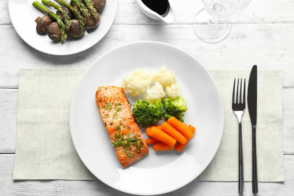 Trozo de salmón con verduras —  Fotos de Stock