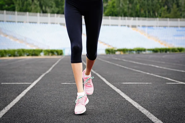 Mujer corriendo en zapatillas rosa — Foto de Stock