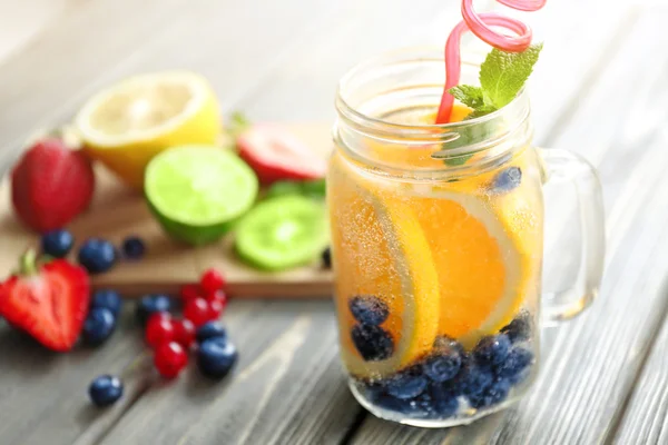 Osvěžující voda s ovocem — Stock fotografie