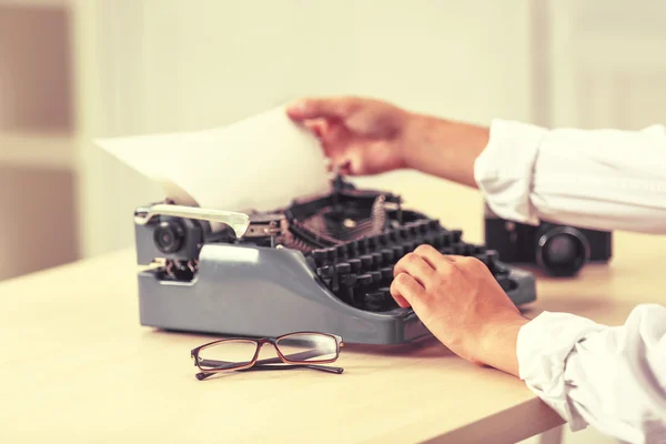 Man som arbetar på retro skrivmaskin — Stockfoto
