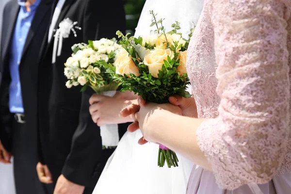 Αρραβωνιαστικιά και αρραβωνιαστικός σε γαμήλια τελετή — Φωτογραφία Αρχείου
