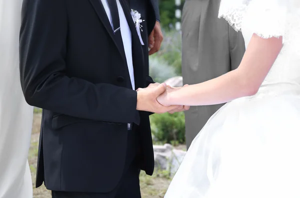 Невеста и жених на свадебной церемонии — стоковое фото