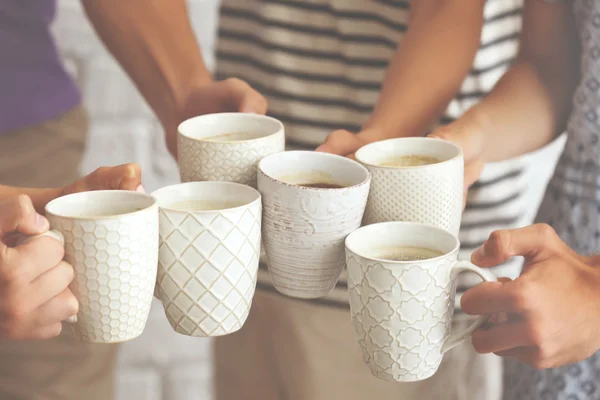 Sosteniendo tazas de café — Foto de Stock