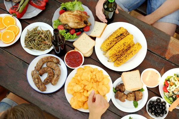 Amici che mangiano al picnic — Foto Stock