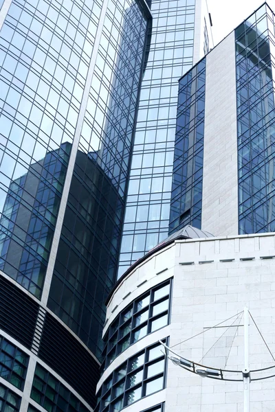 Современный небоскреб с панорамными окнами — стоковое фото