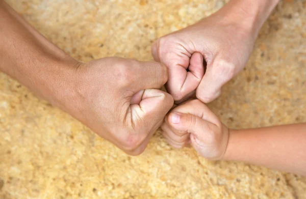 Familie Hände auf Stein Hintergrund — Stockfoto