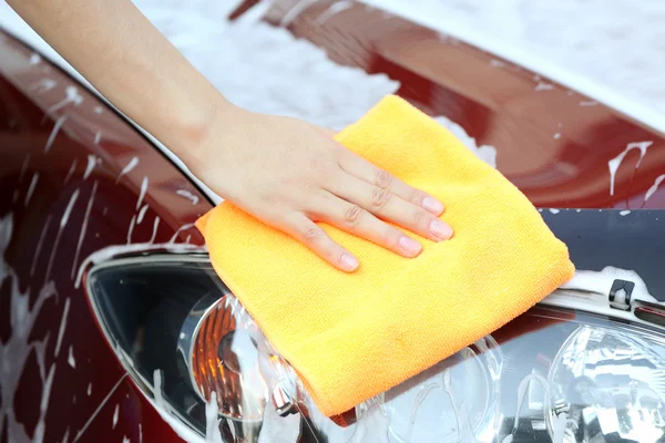 Kvinna tvätta en bil — Stockfoto