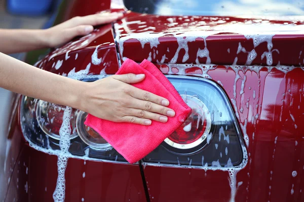 Mulher lavando um carro — Fotografia de Stock