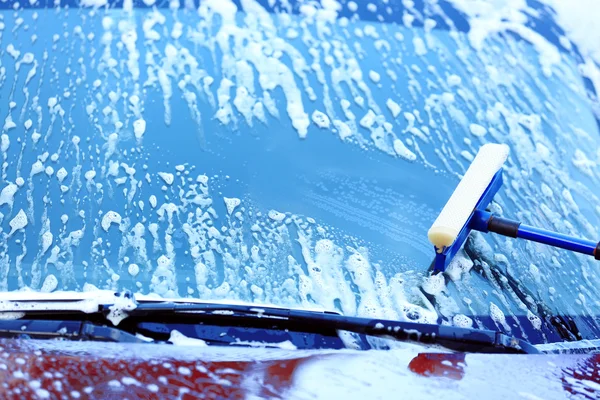 Washing windscreen with window cleaner — Stock Photo, Image