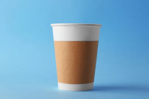 Кофейная чашка на синем фоне — стоковое фото