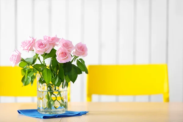 Strauß frischer Blumen auf dem Tisch — Stockfoto