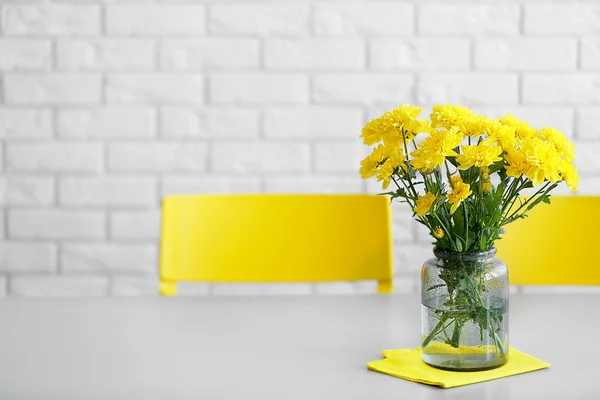 Boeket van verse gele bloemen op grijze tafel — Stockfoto