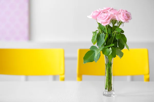 Μπουκέτο με φρέσκα λουλούδια στο τραπέζι — Φωτογραφία Αρχείου
