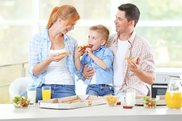 Mutlu Bir Aile Mutfakta Pizza Yiyor — Stok fotoğraf