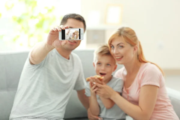 Família Tirando Selfie Mesma Casa — Fotografia de Stock