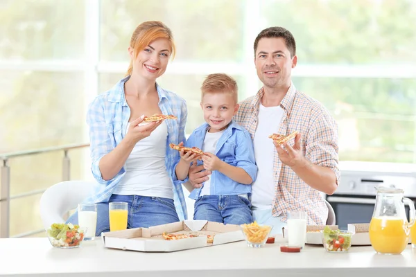 Happy Family Eating Pizza Kitchen — Stock Photo, Image