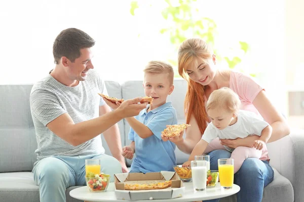 愉快的家庭互相哺养与比萨 — 图库照片