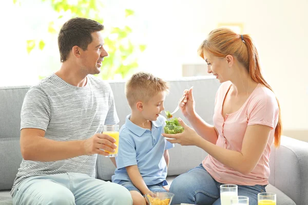 Ibu Memberi Makan Anak Dengan Salad — Stok Foto