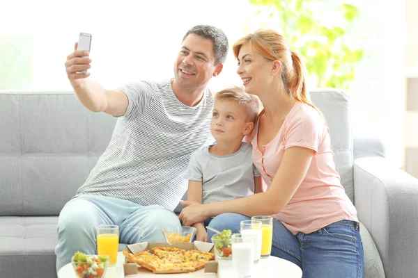 Familie Macht Selfie Von Sich Beim Abendessen — Stockfoto