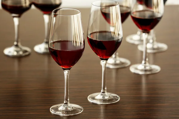 Copos com vinho tinto — Fotografia de Stock