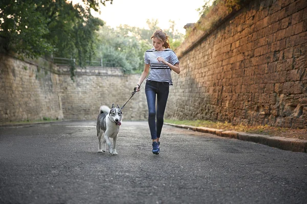 Giovane donna con husky — Foto Stock