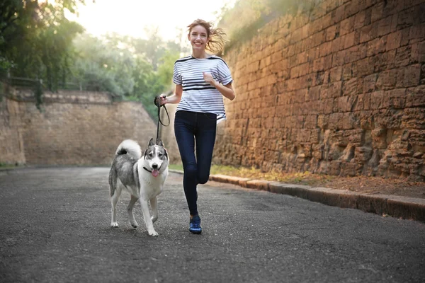 Jovem mulher com husky — Fotografia de Stock