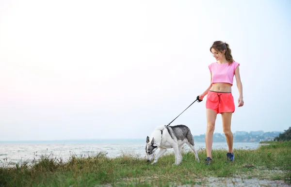 Giovane donna con husky — Foto Stock