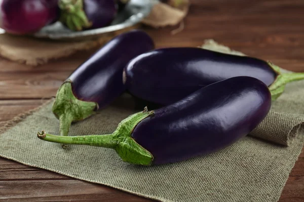 Melanzane fresche sul tovagliolo, da vicino — Foto Stock