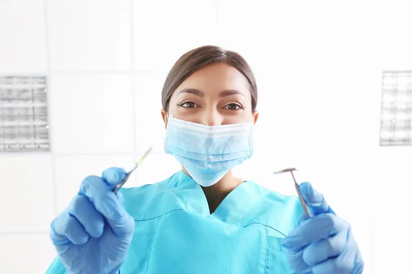 Giovane dentista femminile — Foto Stock