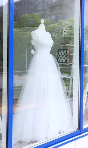 Hermoso vestido de novia —  Fotos de Stock