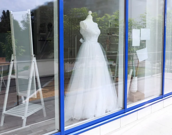 Hermoso vestido de novia —  Fotos de Stock