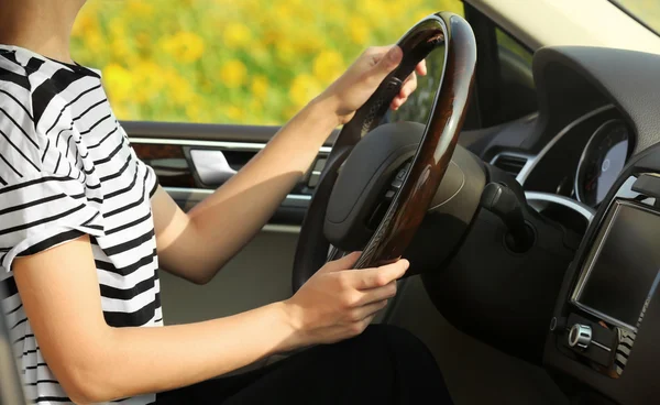 Hübsche Junge Frau Steuer Eines Autos — Stockfoto