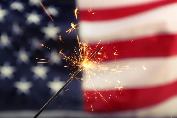 Sparkler Sobre Fondo Borroso Bandera Estados Unidos Primer Plano Imágenes De Stock Sin Royalties Gratis