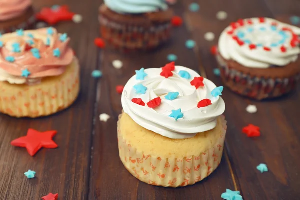 Heerlijke cupcakes op houten achtergrond Rechtenvrije Stockfoto's