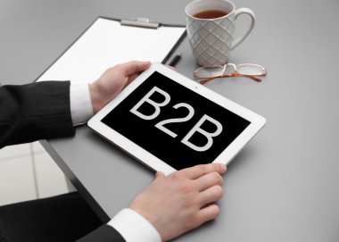 B2b iş-iş kavramı. Ofiste tablet ile işadamı