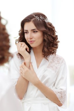 Güzel gelin aynaya bakıyor