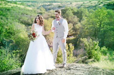 Gelin ve damat ve güzel manzara