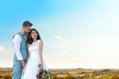 Gelin ve damat ve güzel manzara