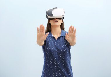 Sanal gerçeklik gözlüğü takan kadın.