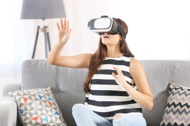 Sanal gerçeklik gözlüğü takan kadın.