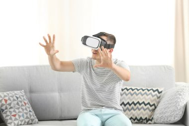 Sanal gerçeklik gözlüğü takan genç adam.
