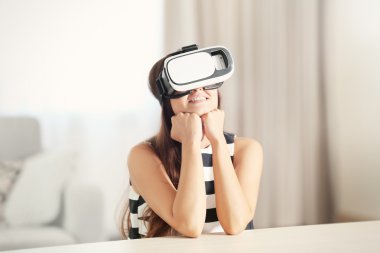 Sanal gerçeklik gözlüğü takan kadın.