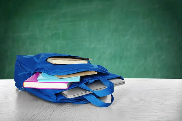 Rugzak met schoolspullen — Stockfoto