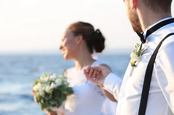 Brudgummen och bruden på bank — Stockfoto